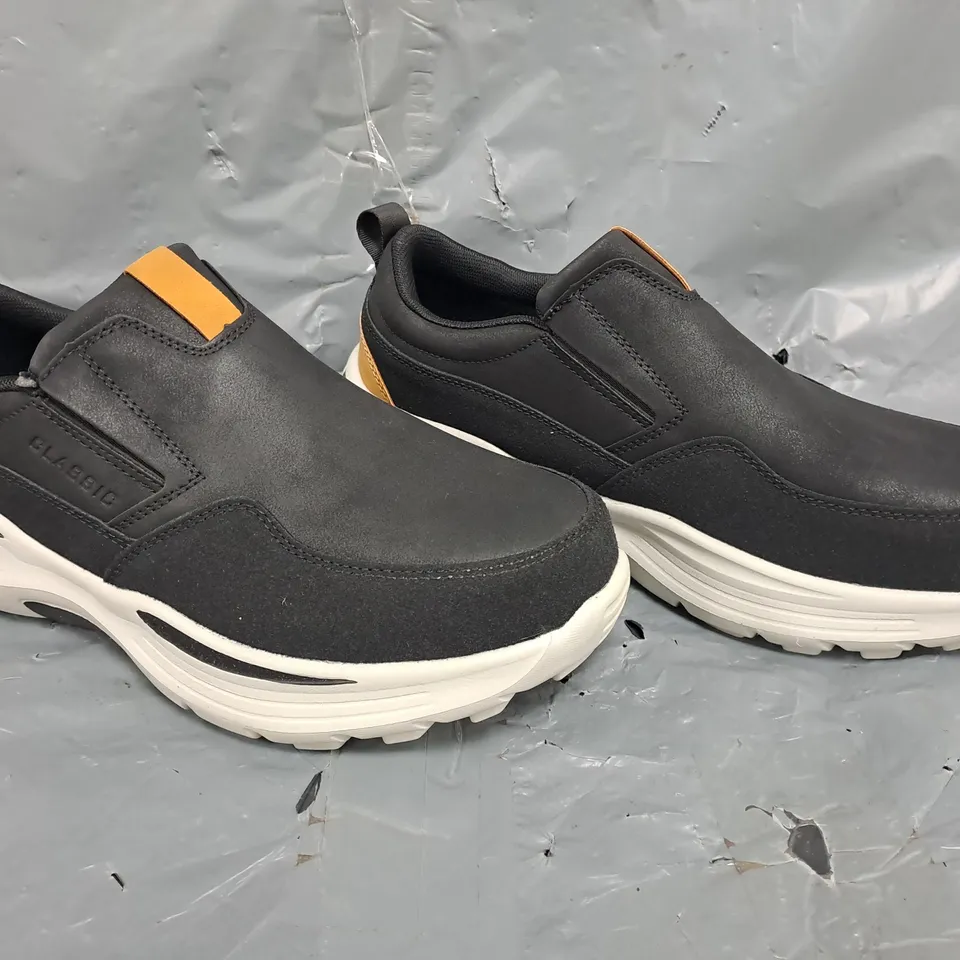 BOXED PAIR OF UNBRANDED SLIP-ON SHOES IN BLACK SIZE EU 43