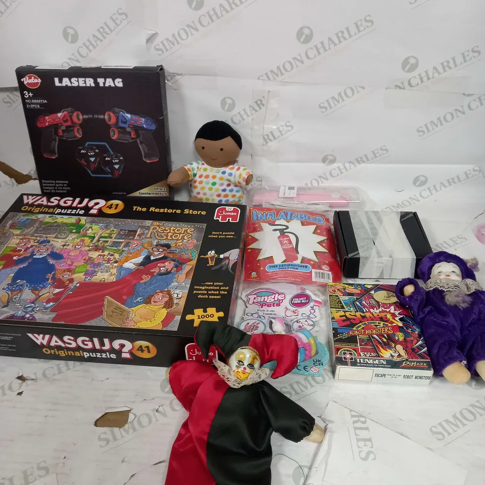 LARGE BOX OF ASSORTED TOYS AND GAMES TO INCLUDE TEDDIES, LASER TAG AND JIGSAWS