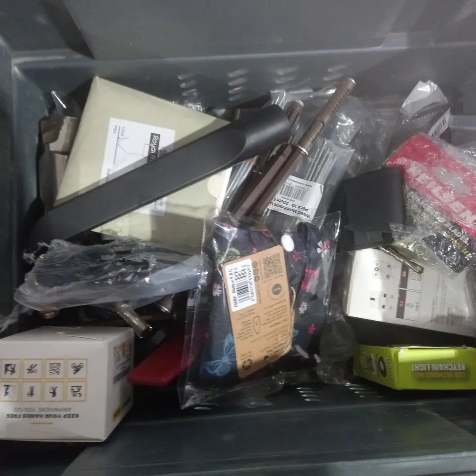 APPROXIMATELY 20 ASSORTED HOME ITEMS INCLUDING BABY CUTLERY SET, MEDICINE DIVIDER