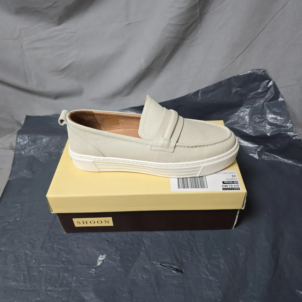 SHOON LEATHER SLIP-ON LOAFERS – CREAM SIZE 39