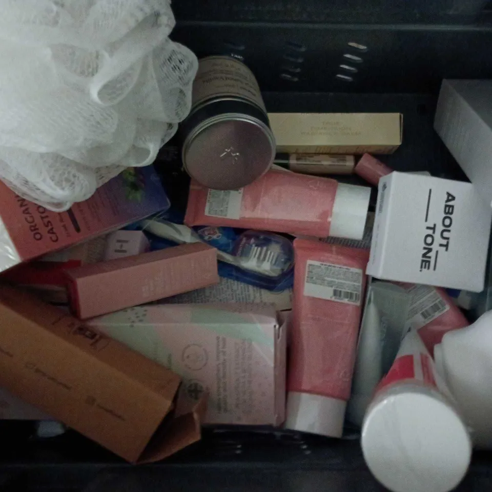 APPROXIMATEY 20 ASSORTED HEALTH AND BEAUTY PRODUCTS TO INCLUDE - GARNIER TONIC FIRMING LOTION - VASELINE PROTECTING JELLY AND ORAL-B TOOTHBRUSH