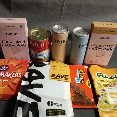 APPROXIMATELY 10 ASSORTED FOOD ITEMS TO INCLUDE - MATCHMAKERS, COFFEE PODS AND REESE'S CHOCOLATE 