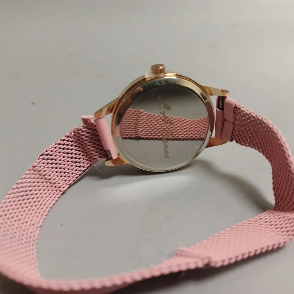 LADIES LA BANUS WATCH – QUARTZ MOVEMENT – METAL STRAP WITH MAGNETIC CLASP – BOX INCLUDED