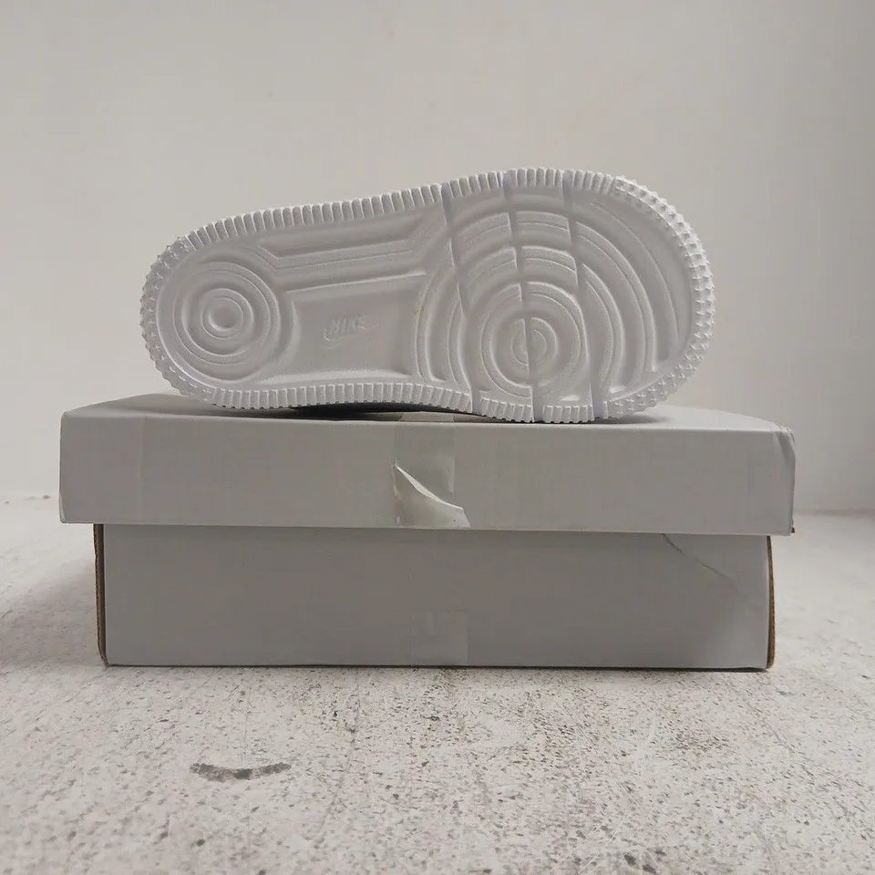 BOXED PAIR OF NIKE KID'S FORCE 1 LOW KID'S TRAINERS IN WHITE SIZE 8.5