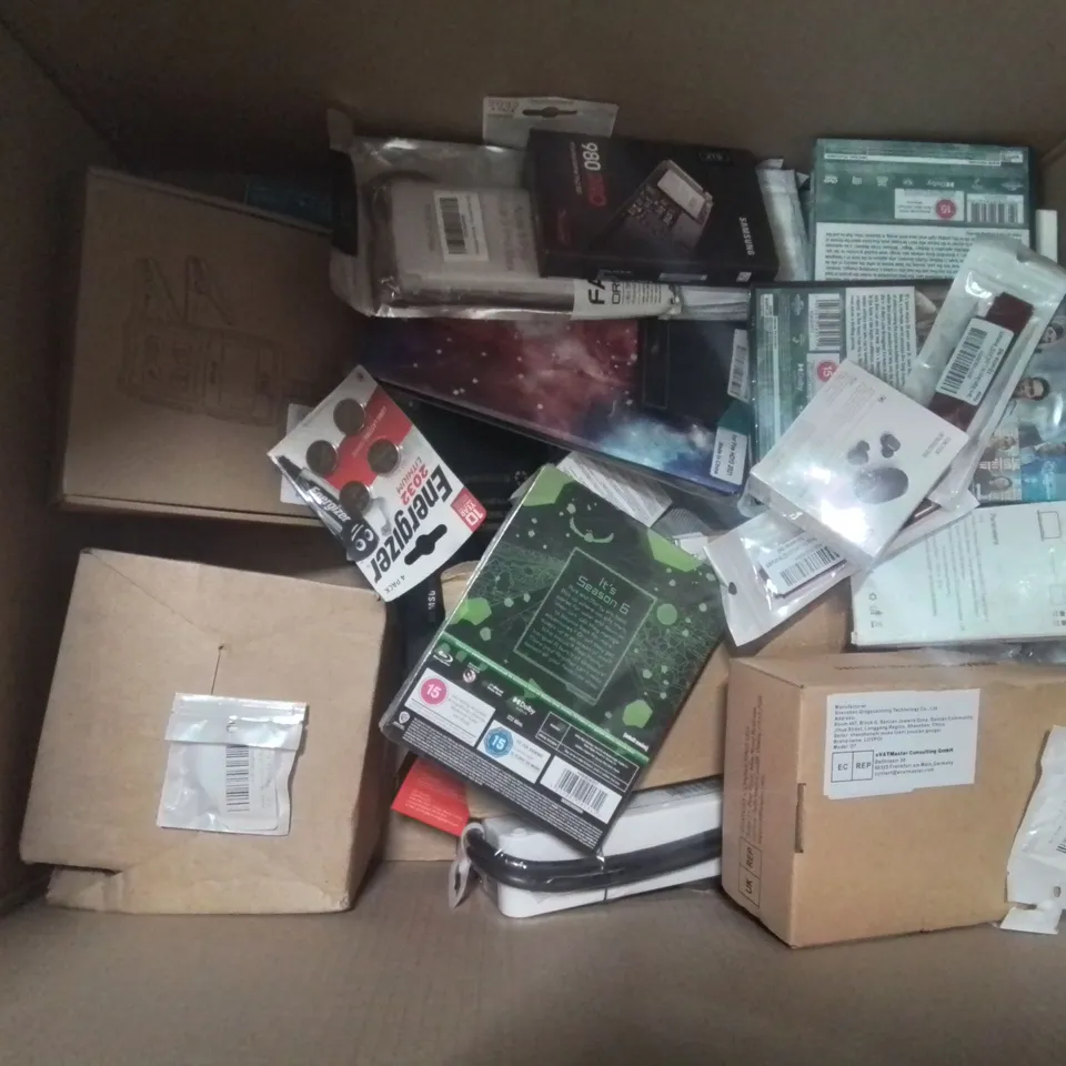 BOX CONTAINING LARGE AMOUNT OF MIXED ELECTRICAL ITEMS, PHONE ACCESSORIES ETC