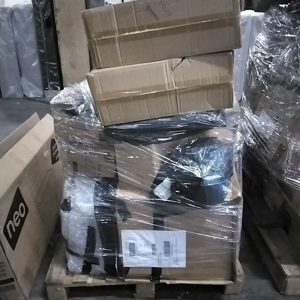 PALLET OF HOUSEHOLD ITEMS TO INCLUDE TREE SKIRT. HEATED THROW BLANKET, BAUBLES, TREE STAND AND OTHER ASSORTED ITEMS...