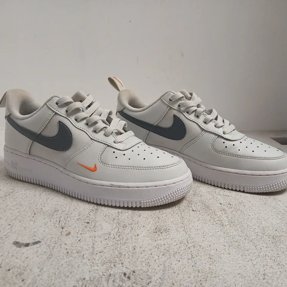 BOXED PAIR OF NIKE AIR FORCE 1 TRAINERS IN WHITE SIZE UK 6