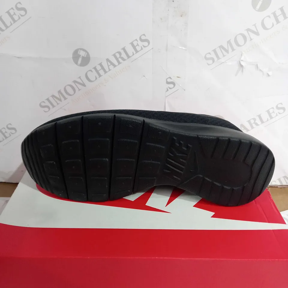 BOXED NIKE TANJUN JUNIOR GO TRAINERS, BLACK - SIZE 5 YEARS