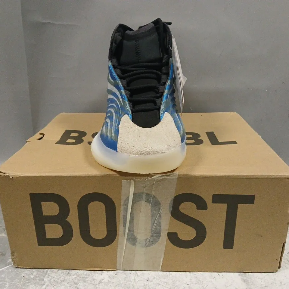 BOXED PAIR OF ADIDAS YZY BSKTBL SHOES IN BLUE/MULTI SIZE UK 9.5