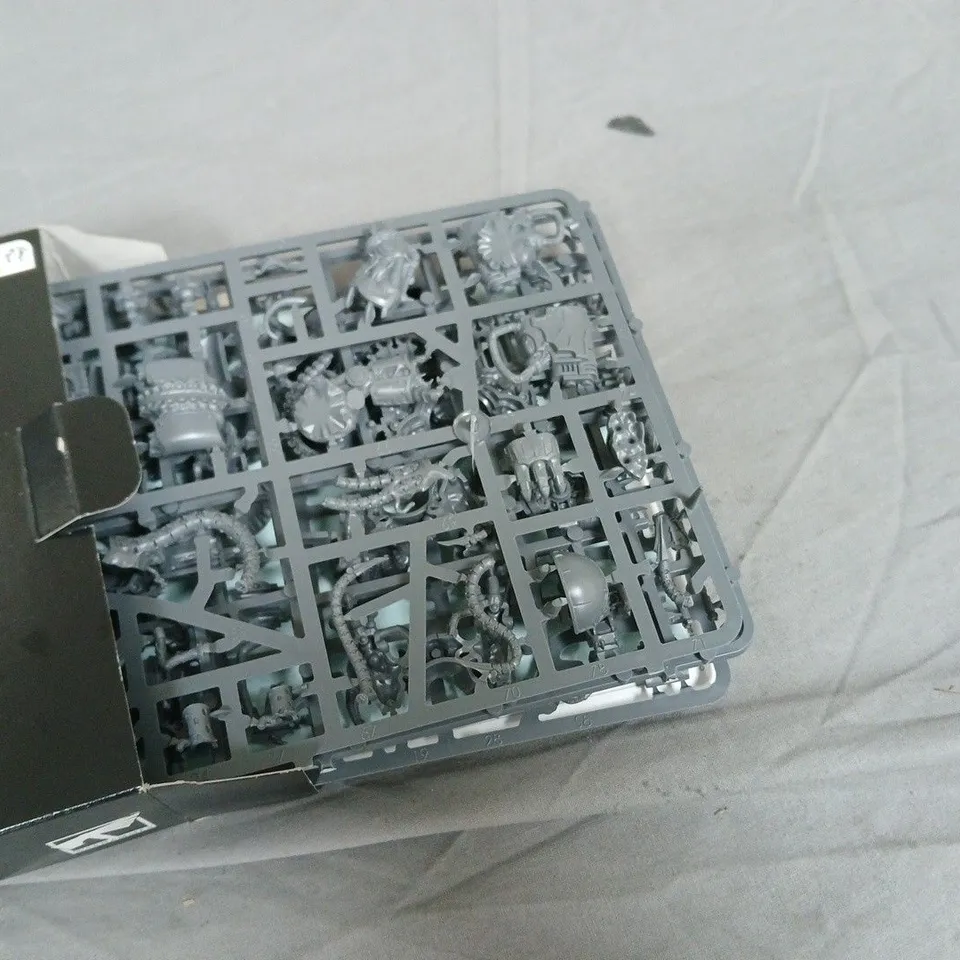 SEALED CHAOS SPACE MARINE HELBRUTE – WARHAMMER 40,000 (BOXED KIT)