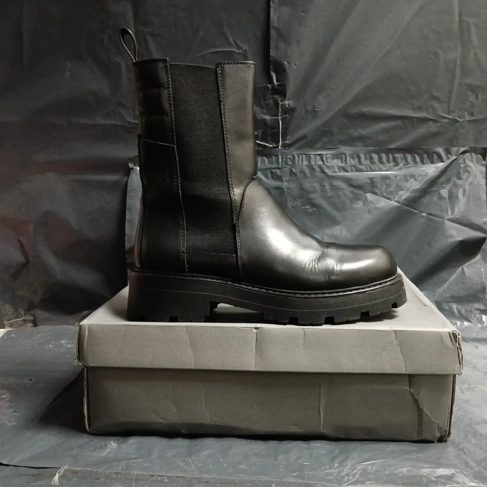 BOXED PAIR OF VAGABOND ANKLE BOOTS IN BLACK SIZE EU 39