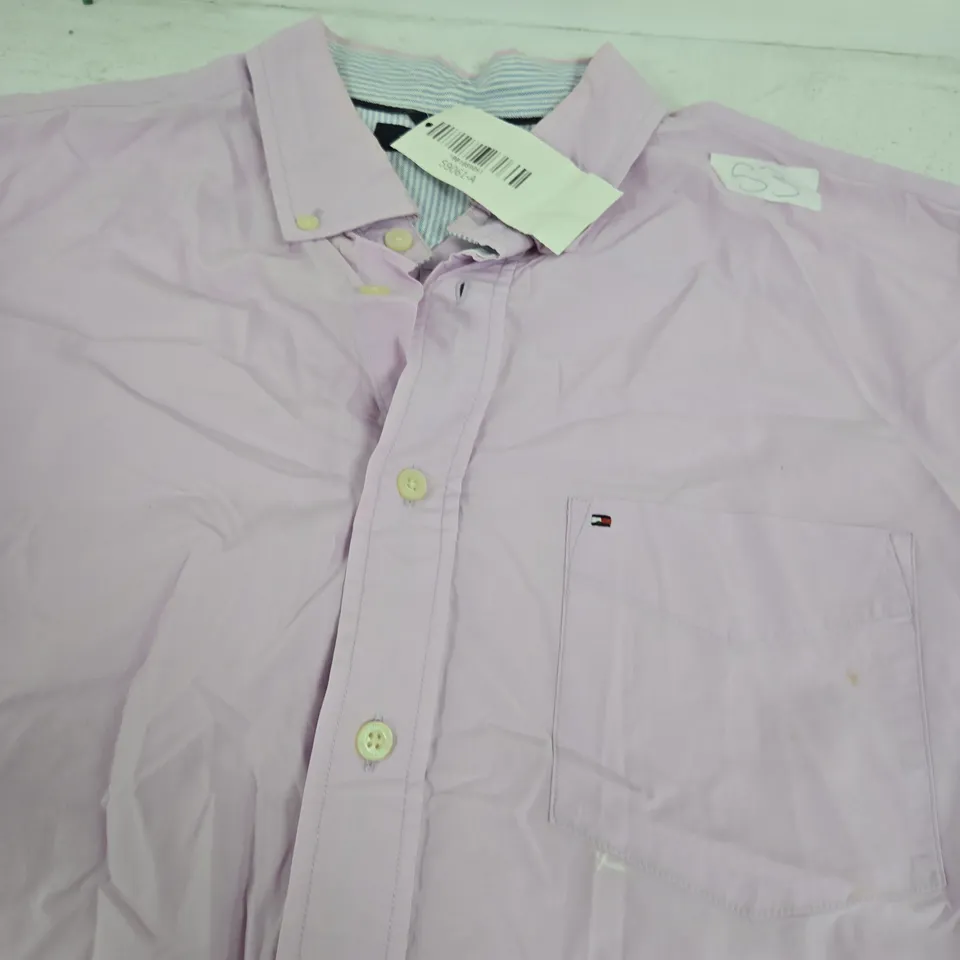 TOMMY HILFIGER SHORT SLEEVED SHIRT - SIZE LARGE 