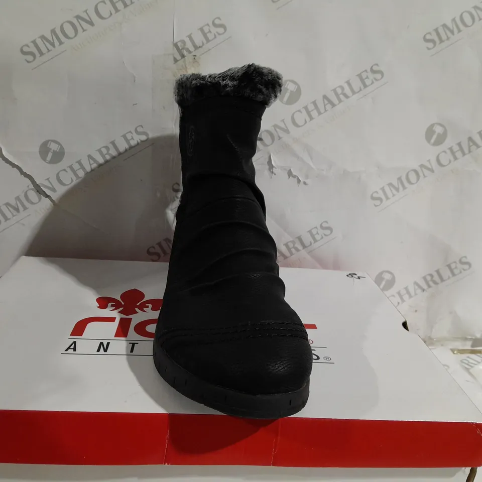 BOXED PAIR OF REIKLAND WEDGE FAUX FUR WINTER BOOT BLACK SIZE 6 1/2