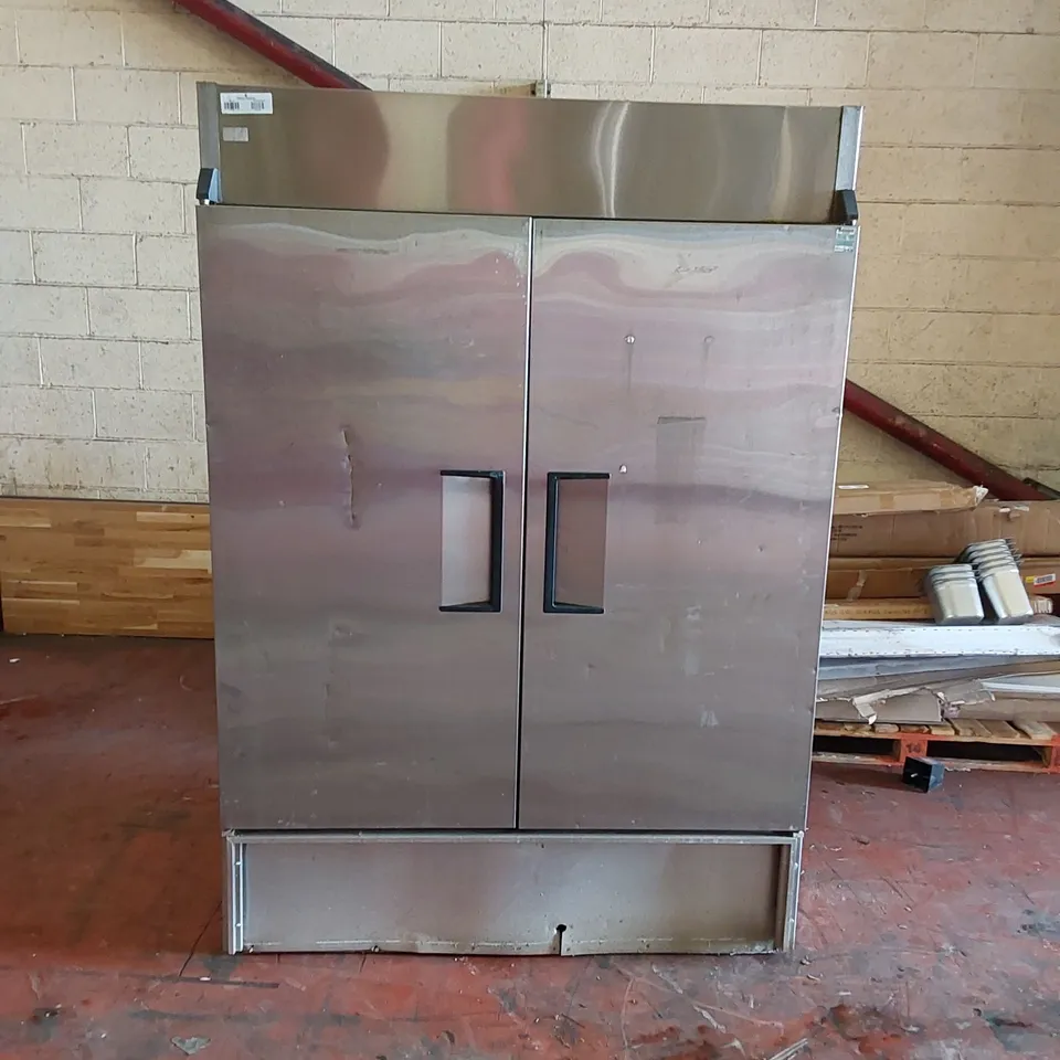 COMMERCIAL TRUE REFRIGERATION DOUBLE DOOR UNIT 