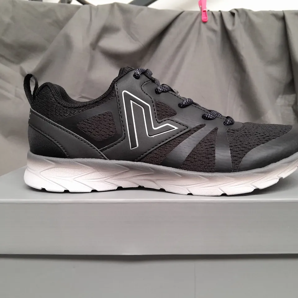 BOXED VIONIC 335 MILES BLACK TRAINERS - UK 5