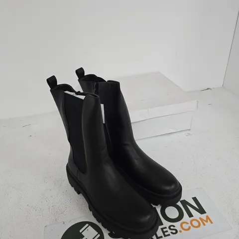 E. SHOES BY EMMA KASIA CHELSEA BOOTS – BLACK, UK 8
