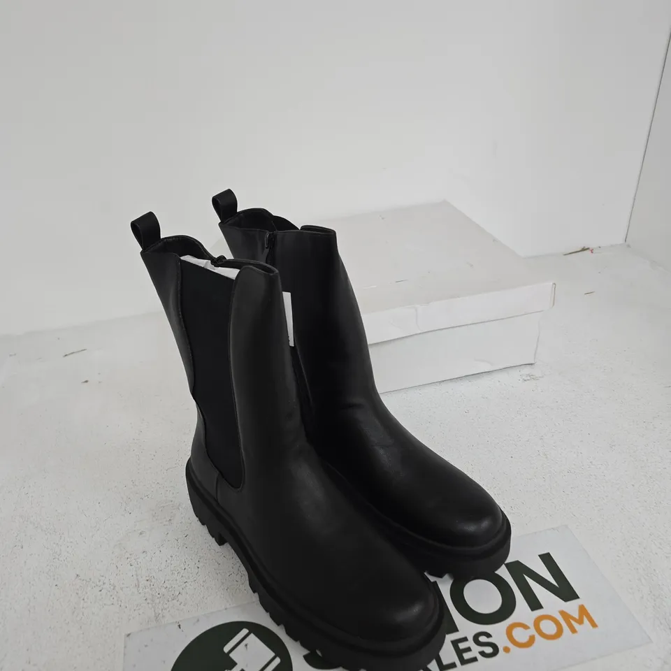 E. SHOES BY EMMA KASIA CHELSEA BOOTS – BLACK, UK 8