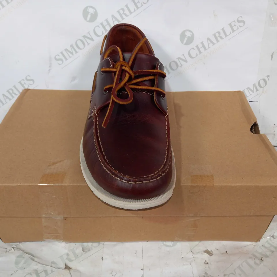 BOXED PAIR OF CLARKS LEATHER SHOES IN CHESTNUT COLOUR UK SIZE 10.5