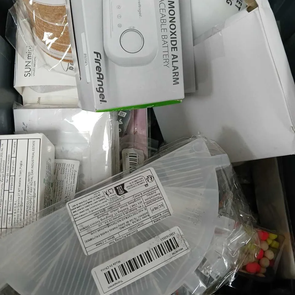 APPROXIMATELY 15 ASSORTED HOUSEHOLD ITEMS TO INCLUDE PAINT BRUSH, TAPE MEASURE, AIR UP CAPSULES ETC 