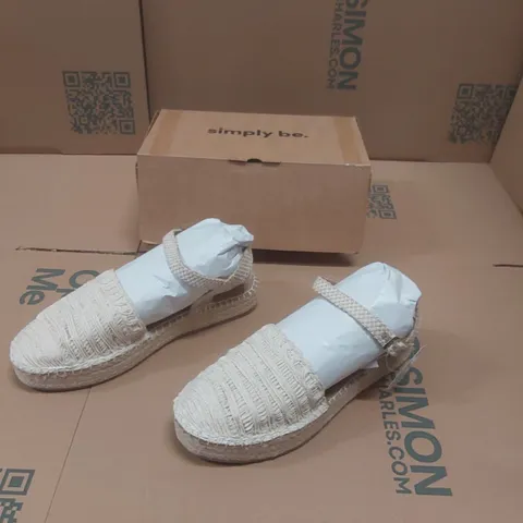 BOX CONTAINING APPROXIMATELY 8x BRAND NEW SIMPLY BE NATUAL CORAL WIDE SHOES - SIZE 7