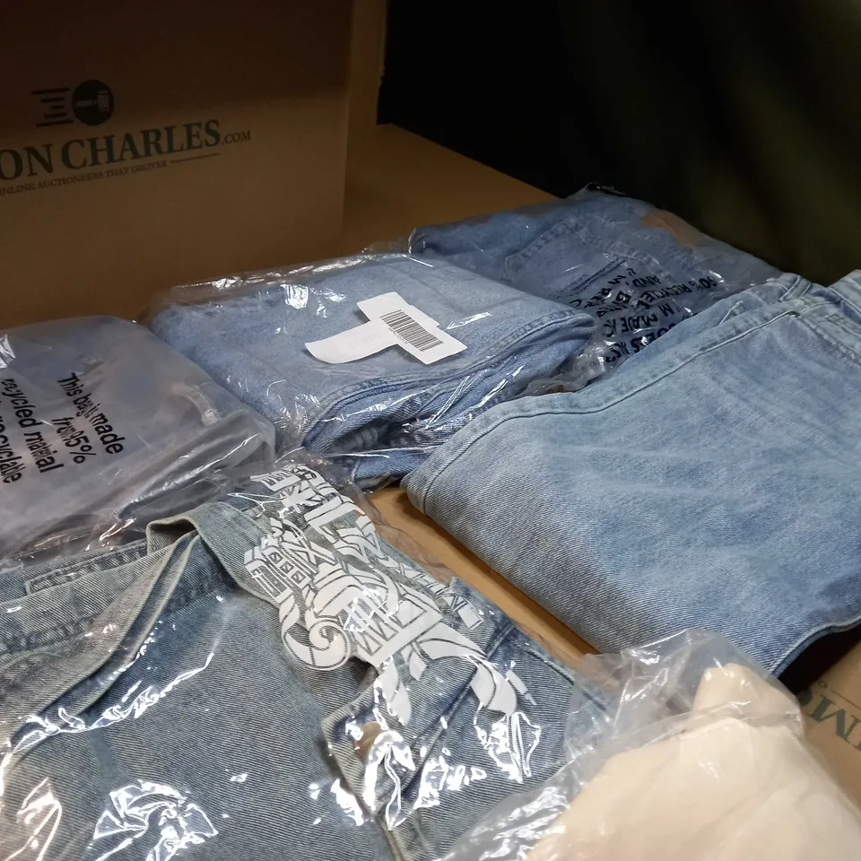 BOX OF APPROX 10 ASSORTED JEANS/DENIM ITEMS VARYING IN SIZE/COLOUR/STYLE