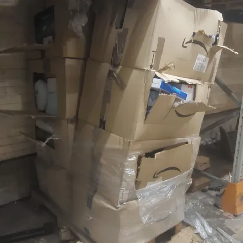 PALLET CONTAINING A LARGE QUANTITY OF ASSORTED ITEMS INCLUDING: PET COOLING MATS, PET BEDS ECT