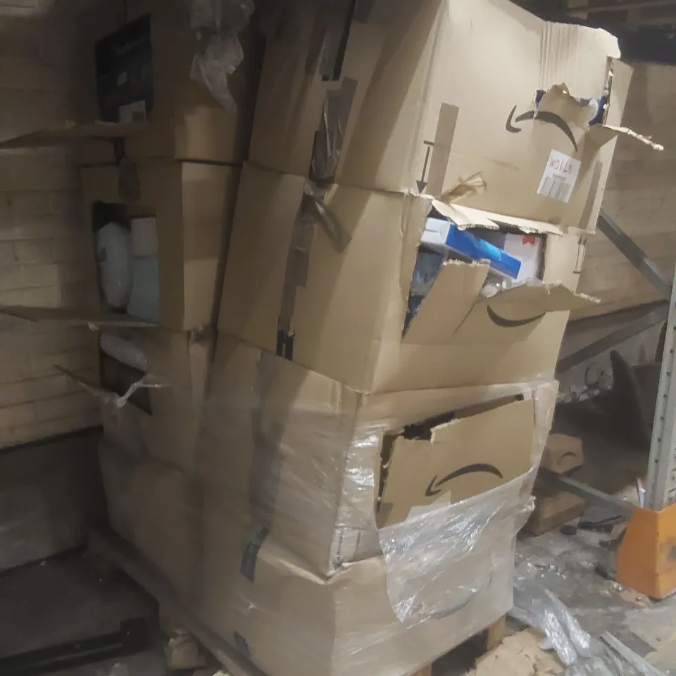 PALLET CONTAINING A LARGE QUANTITY OF ASSORTED ITEMS INCLUDING: PET COOLING MATS, PET BEDS ECT
