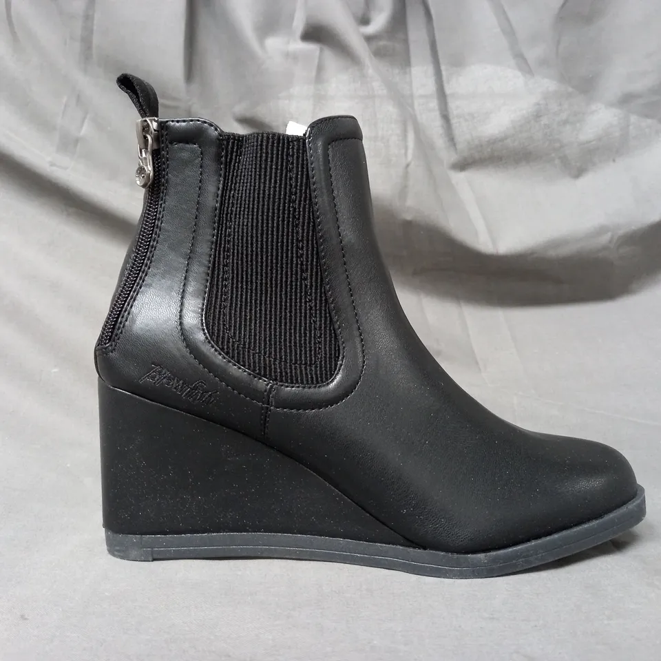 BOXED PAIR OF BLOWFISH MALIBU WEDGE ANKLE BOOTS IN BLACK SIZE 5
