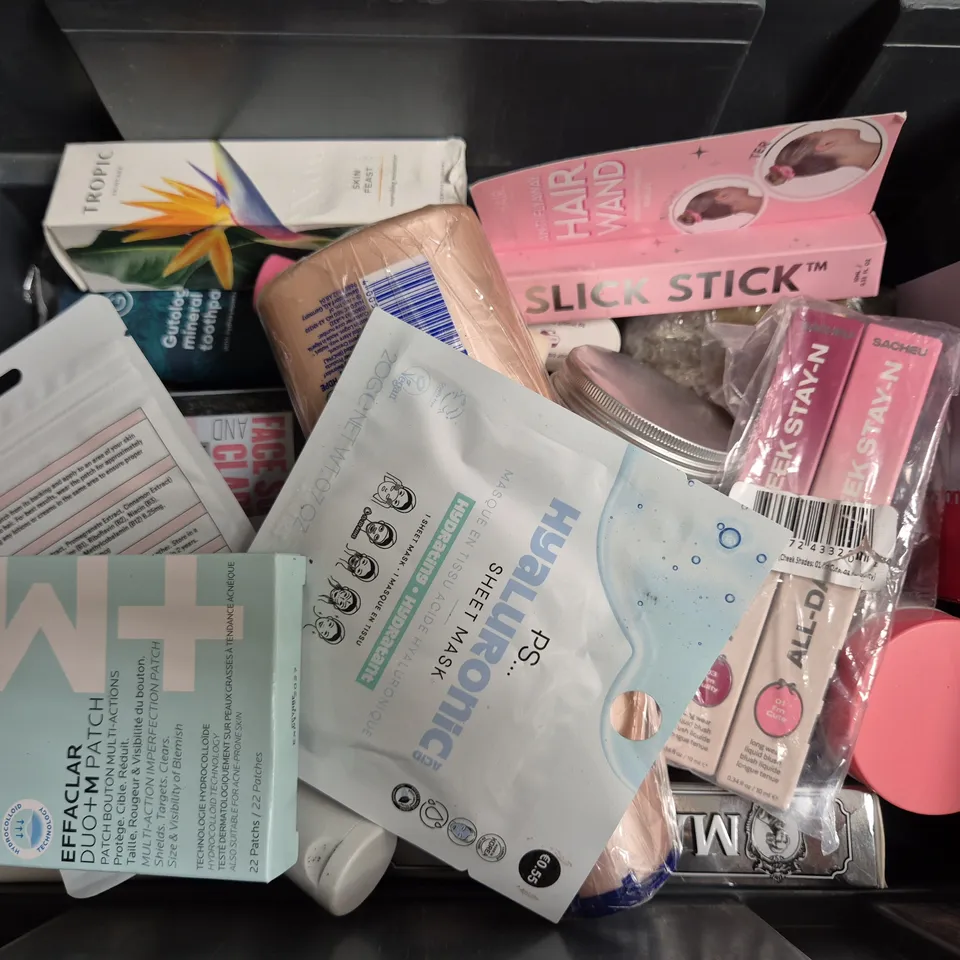 APPROXIMATELY 20 ASSORTED COSMETICS ITEMS TO INCLUDE SOAP & GLORY FACIAL WASH, LA ROCHE-POSAY DUO+M PATCH, SACHEU PEEL-OFF LIP LINER, ETC