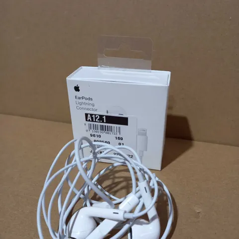 APPLE EARPODS WITH LIGHTENING CONNECTOR