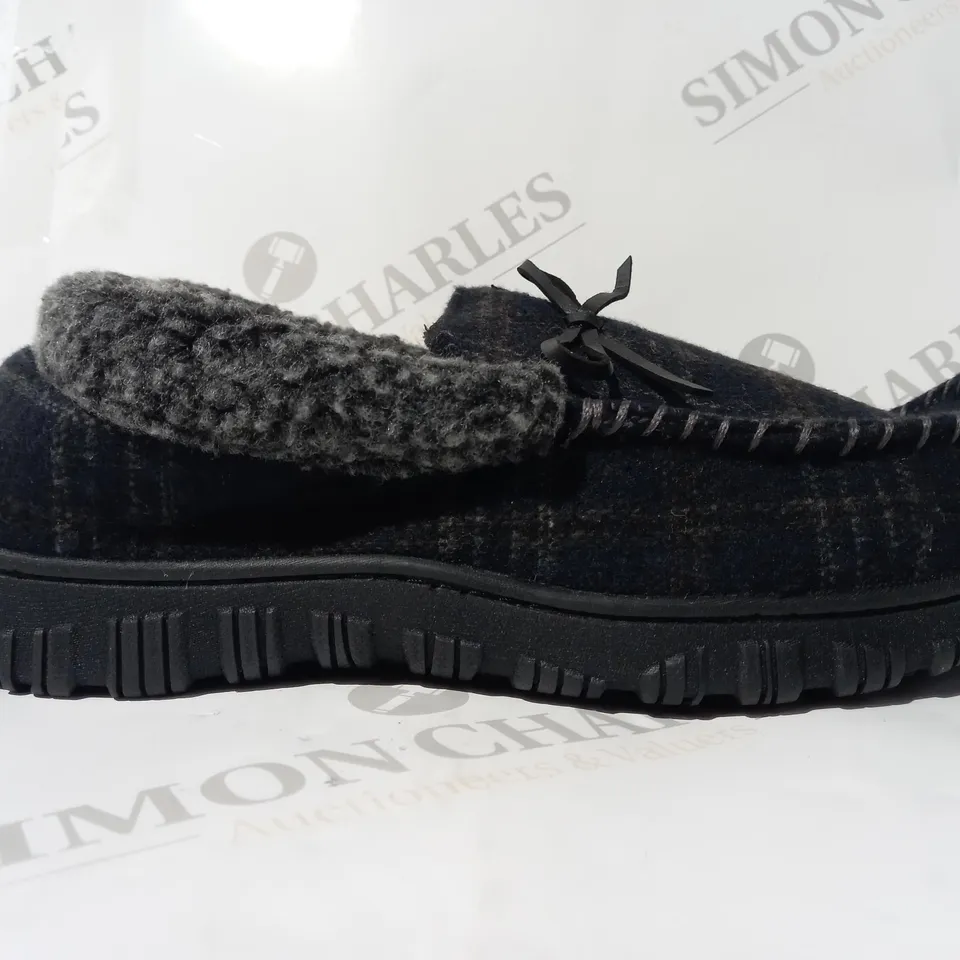BOXED PAIR OF DESIGNER SLIPPERS IN BLACK CHECK SIZE 9