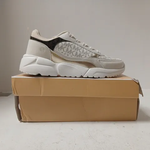 BOXED PAIR OF MICHAEL KORS TRAINERS IN VANILLA SIZE 3.5
