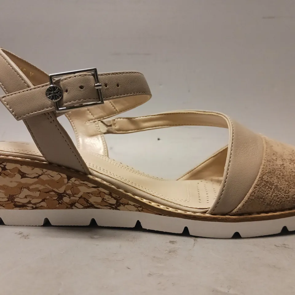 BOXED PAIR OF VAN-DAL OPEN TOE LOW WEDGE SANDALS IN TAUPE SIZE 6