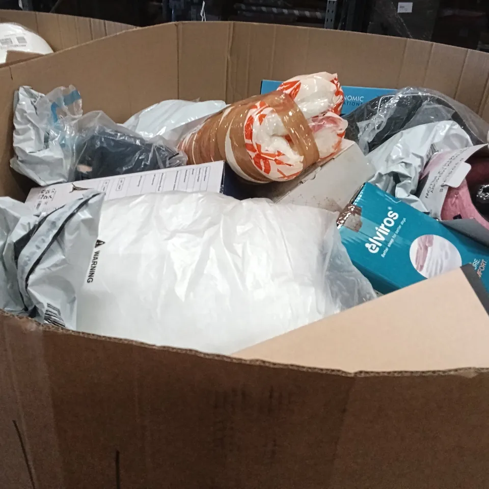PALLET CONTAINING A LARGE QUANTITY OF PILLOWS