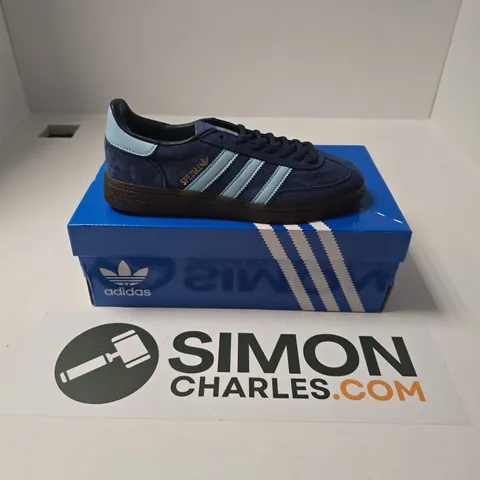 BOXED PAIR OF ADIDAS HANDBALL SPEZIAL TRAINERS IN NAVY - UK 5