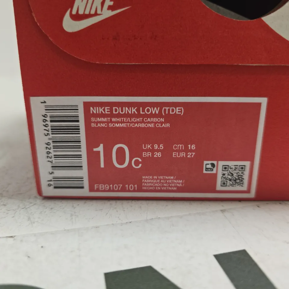 BOXED PAIR OF NIKE DUNK LOW KIDS' SNEAKERS –  UK 9.5