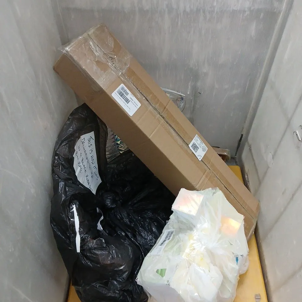 APPROXIMATELY 8 ASSORTED HOUSEHOLD PRODUCTS TO INCLUDE FITTED SHEETS, CHRISTMAS DECOR, PRE-LIT BERRY PICKS ETC