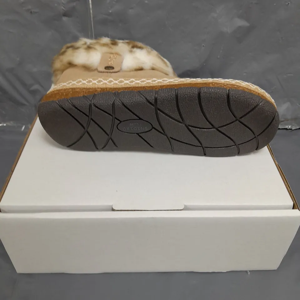 BOXED PAIR OF EARTH ORIGINALS EMMALYN BOOTIES IN BEIGE SIZE 6