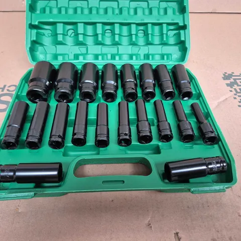 SOCKET SET IN GREEN CARRYING CASE (1/2 DRIVE)