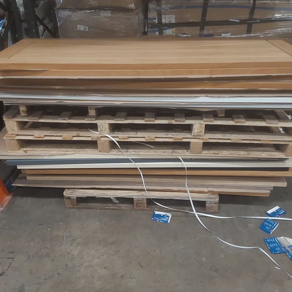 PALLET CONTAINING A LARGE QUANTITY OF ASSORTED DOORS