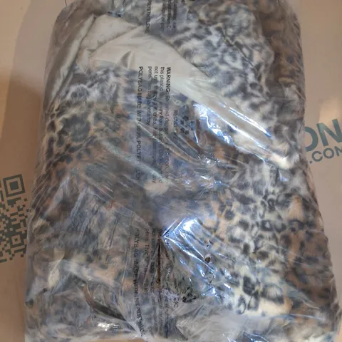 BAGGED LIVMORE ANIMAL PRINT DOUBLE LAYER FAUX FUR BLANKET