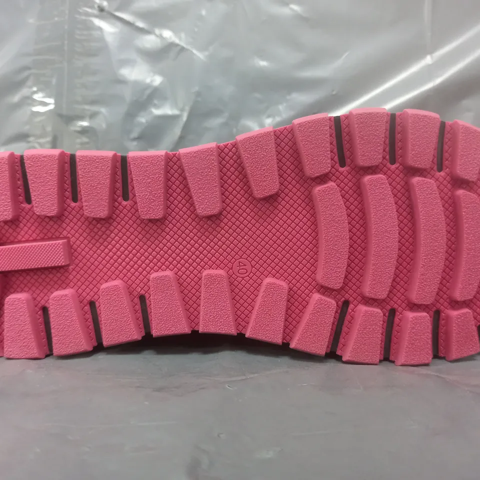 PAIR OF ADESSO RAINE WATERPROOF BOOTS IN MULTICOLOUR SIZE 7