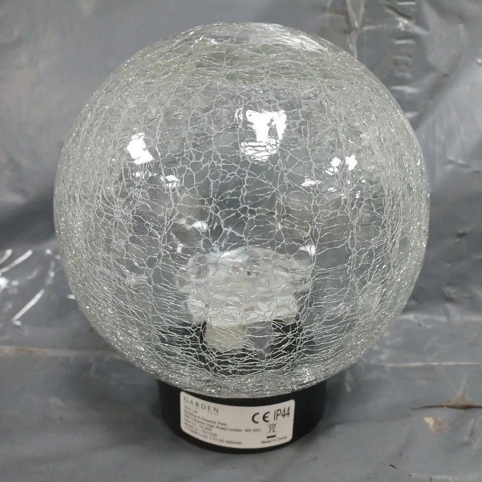 BOX OF APPROXIMATELY 10 ASSORTED HOUSEHOLD ITEMS TO INCLUDE DECORATIVE SPHERICAL LIGHT, ETC - COLLECTION ONLY