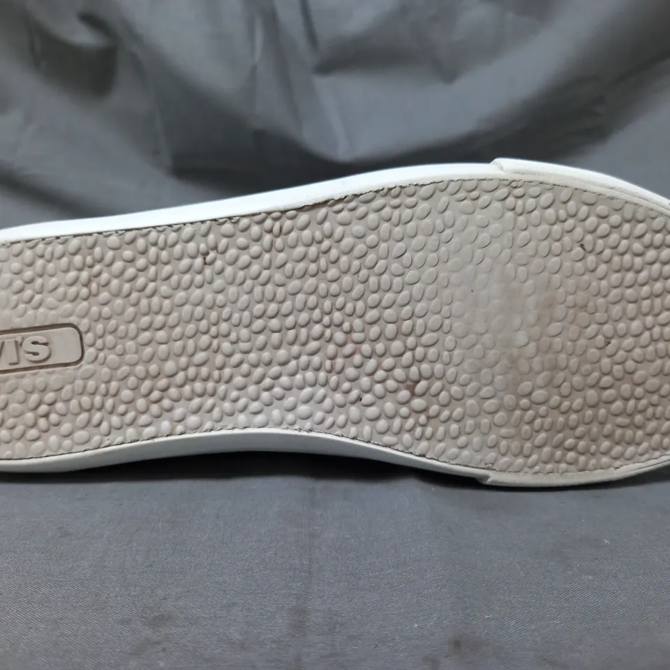 BOXED PAIR OF LEVI'S SHOES IN CREAM UK SIZE 7.5