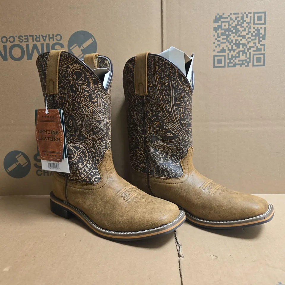 BOXED PAIR OF SMOKY MOUNTAIN BOOTS IN DISTRESSED BROWN/DARK BROWN SIZE 7 (UK 5)