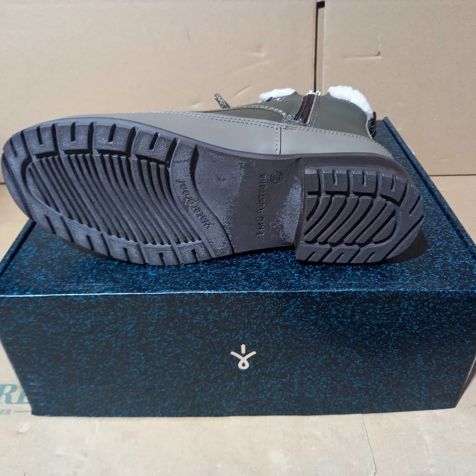 BOXED PAUR OF EMU OKAB FAUX LEATHER BOOTS IN DARK OLIVE UK SIZE 5