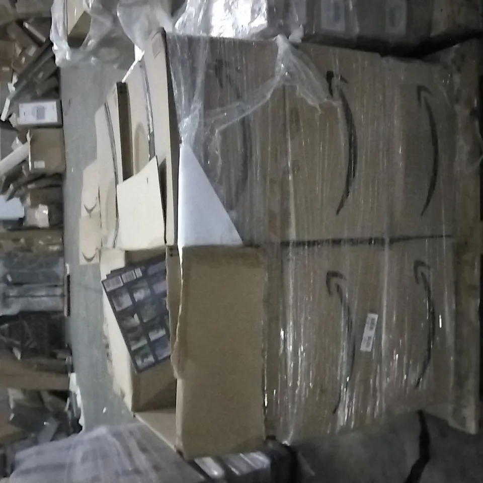 PALLET OF ASSORTED ITEMS INCLUDING 2022 NORWAY CALENDAR, 2022 DACHSHUNDS CALENDAR,  M DESIGN BLACK WIRE BASKET, PHONE CASES, 2022 VENICE CALENDAR, 2022 CASTLES CALENDAR 