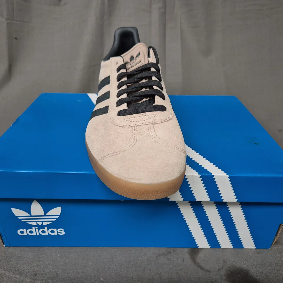 BOXED PAIR OF ADIDAS GAZELLE SHOES IN BEIGE/BLACK UK SIZE 12