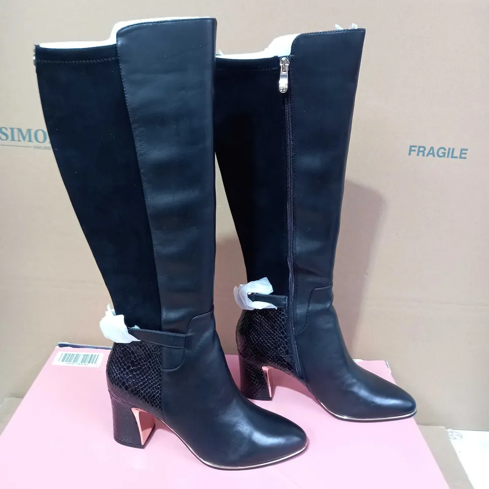 BOXED PAIR OF MODA IN PELLE BOOTS SIZE 41