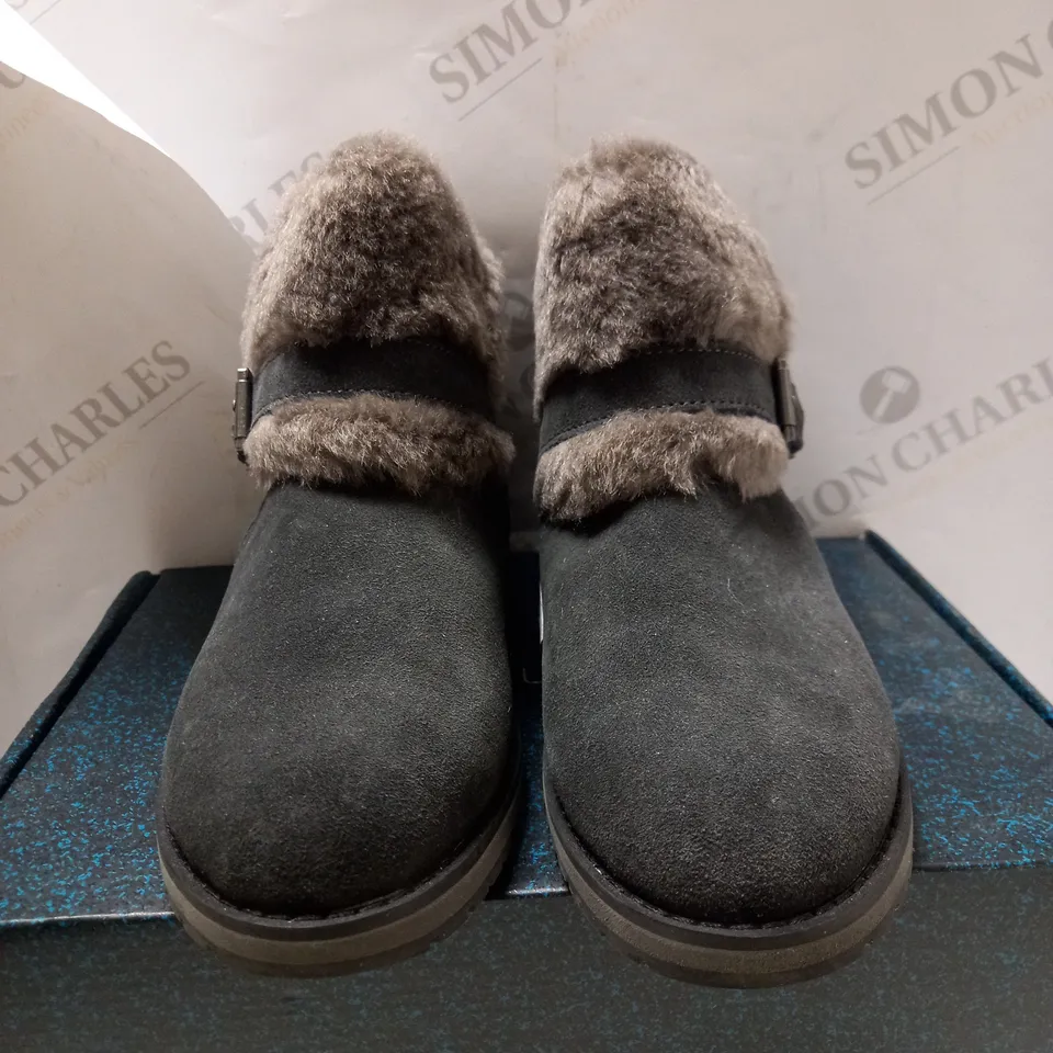 EMU AUSTRALIA OXLEY FUR CUFF ANKLE BOOTS, DARK GREY - SIZE 6